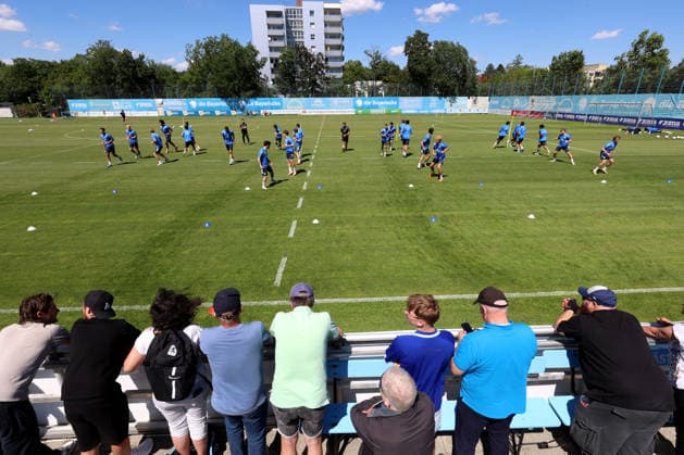 Fussball, Herren, 3.Liga, Saison 2026 2027, TSV 1860 München, Training, Grünwalder Strasse 114 Viele Fans kamen zum Auftaktraining des TSV 1860 München ans Trainingsgelände, schauten beim Training zu *** Soccer, Mens, 3rd Division, 2026–2027 Season, TSV 1860 Munich, Training, Grünwalder Strasse 114 Many fans came to the training ground for TSV 1860 Munichs first training session of the season and watched the team practice,detected_source_language