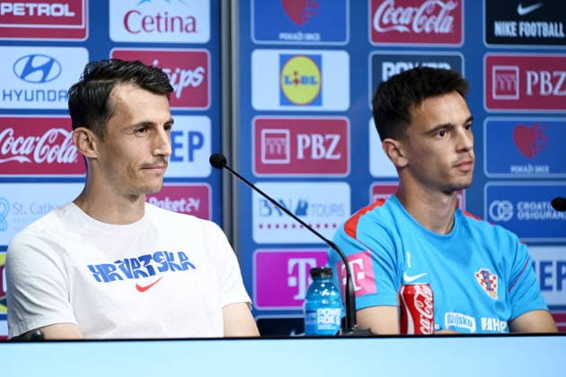 Alexandria, USA, 150626. Croatian national football team press conference, PK, Pressekonferenz at the training center of the World Cup base camp, located at the Episcopal Gymnasium. In the photo: Ante Budimir, Nikola Moro. Photo: Boris Kovacev CROPIX Copyright: xxBorisxKovacevx budimir_moro3-140626