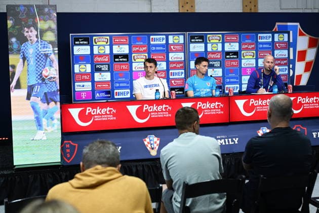 Alexandria, USA, 150626. Croatian national football team press conference, PK, Pressekonferenz at the training center of the World Cup base camp, located at the Episcopal Gymnasium. In the photo: Ante Budimir, Nikola Moro. Photo: Boris Kovacev CROPIX Copyright: xxBorisxKovacevx budimir_moro8-140626