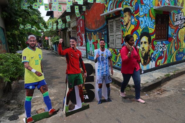 FIFA World Cup, WM, Weltmeisterschaft, Fussball Fans In Kolkata A woman walks past a World Cup-themed mural in Kolkata, India, on June 15, 2026. Football enthusiasts across the city decorate streets and community spaces with flags, posters, and murals celebrating the tournament. Kolkata India  Copyright: xRupakxDexChowdhurix originalFilename:chowdhuri-notitle260615_nplFX.jpg