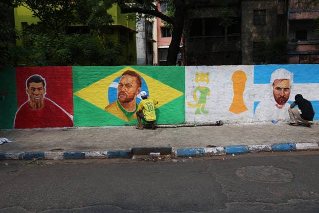 FIFA World Cup, WM, Weltmeisterschaft, Fussball Fans In Kolkata An artist paints a graffiti portrait depicting Portugal s Cristiano Ronaldo, Brazil s Neymar, and Argentina s Lionel Messi for the FIFA World Cup along a street in Kolkata, India, on June 15, 2026. Football enthusiasts across the city decorate streets and community spaces with flags, posters, and murals celebrating the tournament. Kolkata India  Copyright: xRupakxDexChowdhurix originalFilename:chowdhuri-notitle260615_npUG2.jpg