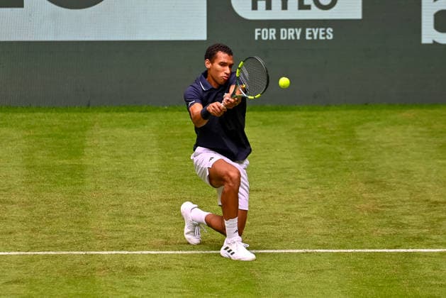 Felix Auger-Aliassime (CAN) schlaegt einen Ball kniend mit der Vorhand TERRA WORTMANN Open 2026, Tennis, ATP, Tennis Herren Tennis Herren 500, Turnier, Hauptfeld, 15.06.2026, TERRA WORTMANN Open 2026, Tennis, ATP, Tennis Herren 500, Turnier, Hauptfeld, 15.06.2026 Halle