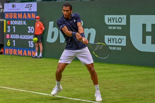 Felix Auger-Aliassime (CAN) erwartet einen Ball auf der Rueckhand TERRA WORTMANN Open 2026, Tennis, ATP, Tennis Herren Tennis Herren 500, Turnier, Hauptfeld, 15.06.2026, TERRA WORTMANN Open 2026, Tennis, ATP, Tennis Herren 500, Turnier, Hauptfeld, 15.06.2026 Halle