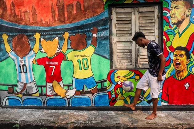 FIFA World Cup, WM, Weltmeisterschaft, Fussball Fans In Kolkata. FIFA World Cup fans perform tricks with a football in front of wall art celebrating the FIFA World Cup in Kolkata, India, on June 15, 2026. Kolkata India  Copyright: xDebarchanxChatterjeex originalFilename:chatterjee-notitle260615_npDbt.jpg