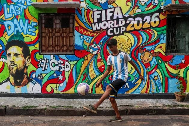 FIFA World Cup, WM, Weltmeisterschaft, Fussball Fans In Kolkata. FIFA World Cup fans perform tricks with a football in front of wall art celebrating the FIFA World Cup in Kolkata, India, on June 15, 2026. Kolkata India  Copyright: xDebarchanxChatterjeex originalFilename:chatterjee-notitle260615_npias.jpg