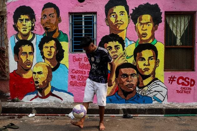 FIFA World Cup, WM, Weltmeisterschaft, Fussball Fans In Kolkata. FIFA World Cup fans perform tricks with a football in front of wall art celebrating the FIFA World Cup in Kolkata, India, on June 15, 2026. Kolkata India  Copyright: xDebarchanxChatterjeex originalFilename:chatterjee-notitle260615_npiR9.jpg