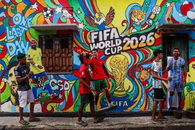 FIFA World Cup, WM, Weltmeisterschaft, Fussball Fans In Kolkata. FIFA World Cup fans perform tricks with a football in front of wall art celebrating the FIFA World Cup in Kolkata, India, on June 15, 2026. Kolkata India  Copyright: xDebarchanxChatterjeex originalFilename:chatterjee-notitle260615_nptii.jpg