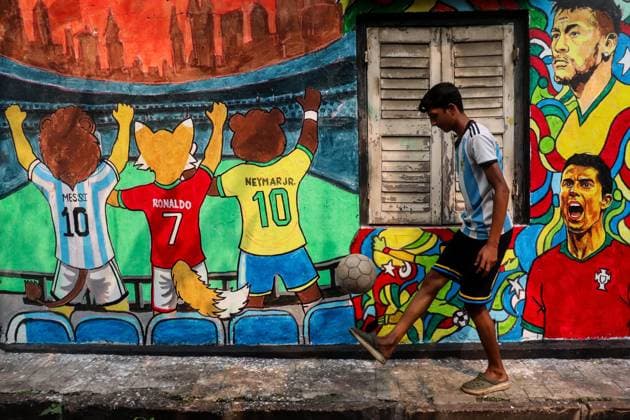 FIFA World Cup, WM, Weltmeisterschaft, Fussball Fans In Kolkata. FIFA World Cup fans perform tricks with a football in front of wall art celebrating the FIFA World Cup in Kolkata, India, on June 15, 2026. Kolkata India  Copyright: xDebarchanxChatterjeex originalFilename:chatterjee-notitle260615_npZzl.jpg