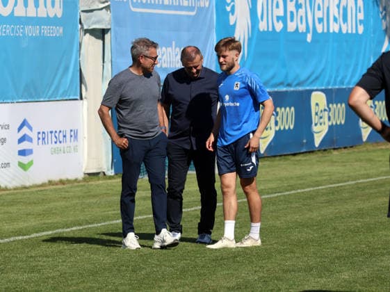 Fussball, Herren, 3.Liga, Saison 2026 2027, TSV 1860 München, Training, Grünwalder Strasse 114 Gernot Mang, Präsident (TSV 1860 München) mit Manfred Paula, Interims-Geschäftsführer (TSV 1860 München) und Matthew Collins (TSV 1860 München) nach dem Training im Gespräch (v.l.n.r.)