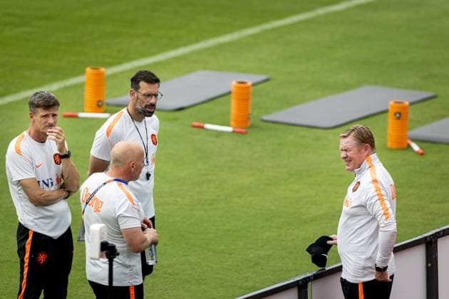 DALLAS - Assistants Wim Jonk and Ruud van Nistelrooij and Netherlands coach Ronald Koeman during a training session of the Dutch national team, Nationalteam on the grounds of Southern Methodist University, on June 15, 2026, in Dallas. The Dutch team is preparing for the World Cup match against Sweden. KOEN VAN WEEL ANP xVIxANPxSportx xxANPxIVx 561097147 originalFilename: 561097147.jpg
