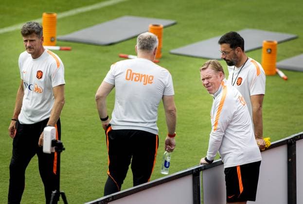 DALLAS - Assistants Wim Jonk and Ruud van Nistelrooij and Netherlands coach Ronald Koeman during a training session of the Dutch national team, Nationalteam on the grounds of Southern Methodist University, on June 15, 2026, in Dallas. The Dutch team is preparing for the World Cup match against Sweden. KOEN VAN WEEL ANP xVIxANPxSportx xxANPxIVx 561097234 originalFilename: 561097234.jpg