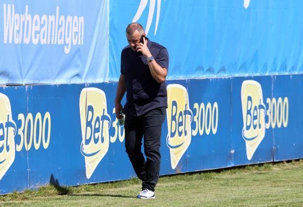 Fussball, Herren, 3.Liga, Saison 2026 2027, TSV 1860 München, Training, Grünwalder Strasse 114 Manfred Paula, Interims-Geschäftsführer (TSV 1860 München) beim Telefonieren, am Handy, Smartphone