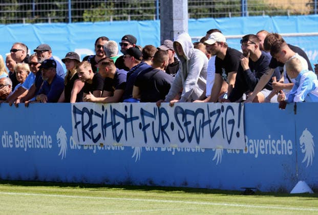 Fussball, Herren, 3.Liga, Saison 2026 2027, TSV 1860 München, Training, Grünwalder Strasse 114 Ein Banner von Fans, Freiheit für Sechzig an der Bande angebracht
