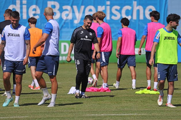 Fussball, Herren, 3.Liga, Saison 2026 2027, TSV 1860 München, Training, Grünwalder Strasse 114 Alper Kayabunar, Trainer (TSV 1860 München) mit der Mannschaft auf dem Trainingsplatz
