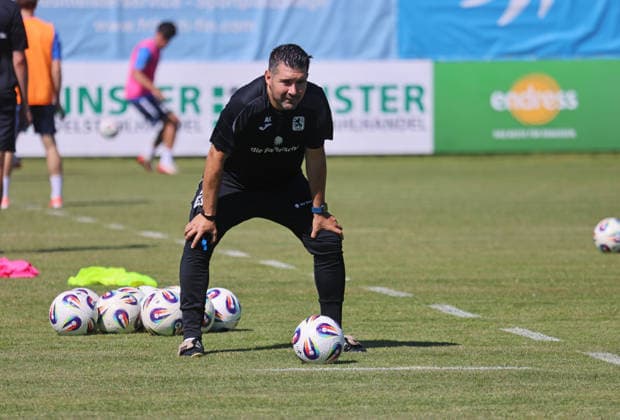 Fussball, Herren, 3.Liga, Saison 2026 2027, TSV 1860 München, Training, Grünwalder Strasse 114 Alper Kayabunar, Trainer (TSV 1860 München) beobachtet das Training genau, nach vorne gebeugt