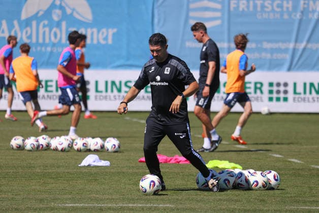 Fussball, Herren, 3.Liga, Saison 2026 2027, TSV 1860 München, Training, Grünwalder Strasse 114 Alper Kayabunar, Trainer (TSV 1860 München) spielt einen Ball