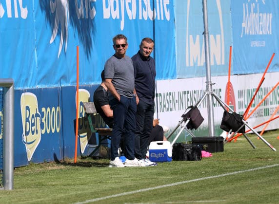 Fussball, Herren, 3.Liga, Saison 2026 2027, TSV 1860 München, Training, Grünwalder Strasse 114 Gernot Mang, Präsident (TSV 1860 München) (li.) mit Manfred Paula, Interims-Geschäftsführer (TSV 1860 München) (re.) beobachten das Training