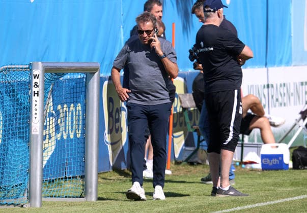 Fussball, Herren, 3.Liga, Saison 2026 2027, TSV 1860 München, Training, Grünwalder Strasse 114 Gernot Mang, Präsident (TSV 1860 München) am Handy, beim Telefonieren, Smartphoen, im Gespräch