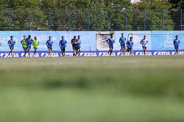 Fussball, Herren, 3.Liga, Saison 2026 2027, TSV 1860 München, Training, Grünwalder Strasse 114 Die Mannschaft des TSV 1860 München zusammen beim Laufen, Auslaufen