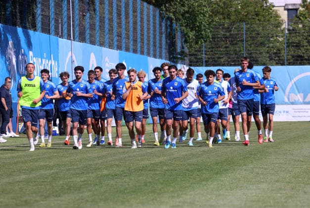 Fussball, Herren, 3.Liga, Saison 2026 2027, TSV 1860 München, Training, Grünwalder Strasse 114 Die Mannschaft des TSV 1860 München zusammen beim Laufen, Auslaufen