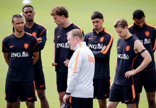 DALLAS - National coach Ronald Koeman addresses his players during a training session of the Dutch national team, Nationalteam on the grounds of Southern Methodist University on June 15, 2026, in Dallas. The Dutch team is preparing for the World Cup match against Sweden. ROBIN VAN LONKHUIJSEN ANP xVIxANPxSportx xxANPxIVx 561097504 originalFilename: 561097504.jpg