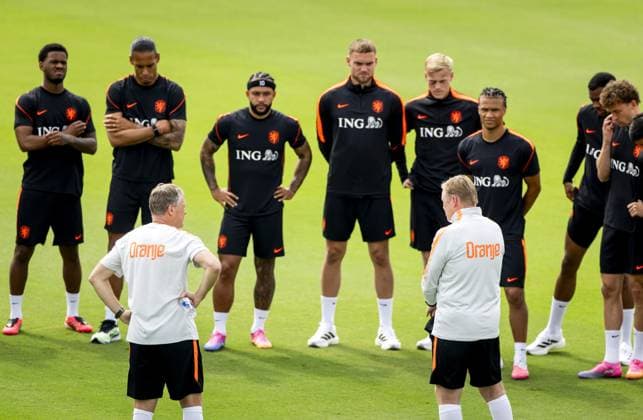 DALLAS - Jorrel Hato of the Netherlands, Virgil van Dijk of the Netherlands, Memphis Depay of the Netherlands, Netherlands goalkeeper Bart Verbruggen, Netherlands coach Ronald Koeman, Jan Paul van Hecke of the Netherlands and Nathan Ake of the Netherlands during a training session of the Dutch national team, Nationalteam on the grounds of Southern Methodist University, on June 15, 2026 in Dallas. The Dutch national team is preparing for the World Cup match against Sweden. KOEN VAN WEEL ANP xVIxANPxSportx xxANPxIVx 561097543 originalFilename: 561097543.jpg