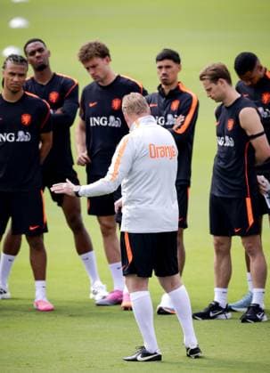 DALLAS - National coach Ronald Koeman addresses his players during a training session of the Dutch national team, Nationalteam on the grounds of Southern Methodist University on June 15, 2026, in Dallas. The Dutch team is preparing for the World Cup match against Sweden. ROBIN VAN LONKHUIJSEN ANP xVIxANPxSportx xxANPxIVx 561097876 originalFilename: 561097876.jpg