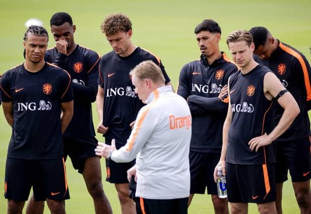 DALLAS - National coach Ronald Koeman addresses his players during a training session of the Dutch national team, Nationalteam on the grounds of Southern Methodist University on June 15, 2026, in Dallas. The Dutch team is preparing for the World Cup match against Sweden. ROBIN VAN LONKHUIJSEN ANP xVIxANPxSportx xxANPxIVx 561097884 originalFilename: 561097884.jpg