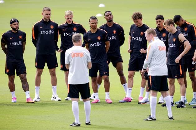 DALLAS - National coach Ronald Koeman addresses his players during a training session of the Dutch national team, Nationalteam on the grounds of Southern Methodist University on June 15, 2026, in Dallas. The Dutch team is preparing for the World Cup match against Sweden. ROBIN VAN LONKHUIJSEN ANP xVIxANPxSportx xxANPxIVx 561097899 originalFilename: 561097899.jpg