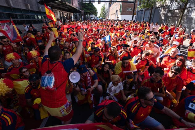 Spanish Fans March to Mercedes-Benz Stadium Ahead of Spain-Cape Verde World Cup Match ATLANTA, GEORGIA, USA - JUNE 15: Hundreds of Spanish supporters gather at Casa Espana in downtown Atlanta before marching together to Mercedes-Benz Stadium ahead of Spain s FIFA World Cup, WM, Weltmeisterschaft, Fussball Group H match against Cape Verde in Atlanta, Georgia, United States on June 15, 2026. Fans dressed in Spain s national colors waved flags, chanted songs, and created a festive atmosphere as they made their way to the stadium for the team s tournament opener. Lokman Vural Elibol Anadolu Georgia United States. Editorial use only. Please get in touch for any other usage.  Copyright: x2026xAnadoluxLokmanxVuralxElibolx