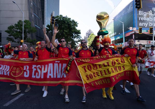 Spanish Fans March to Mercedes-Benz Stadium Ahead of Spain-Cape Verde World Cup Match ATLANTA, GEORGIA, USA - JUNE 15: Hundreds of Spanish supporters gather at Casa Espana in downtown Atlanta before marching together to Mercedes-Benz Stadium ahead of Spain s FIFA World Cup, WM, Weltmeisterschaft, Fussball Group H match against Cape Verde in Atlanta, Georgia, United States on June 15, 2026. Fans dressed in Spain s national colors waved flags, chanted songs, and created a festive atmosphere as they made their way to the stadium for the team s tournament opener. Lokman Vural Elibol Anadolu Georgia United States. Editorial use only. Please get in touch for any other usage.  Copyright: x2026xAnadoluxLokmanxVuralxElibolx