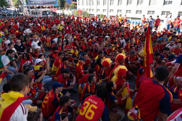 Spanish Fans March to Mercedes-Benz Stadium Ahead of Spain-Cape Verde World Cup Match ATLANTA, GEORGIA, USA - JUNE 15: Hundreds of Spanish supporters gather at Casa Espana in downtown Atlanta before marching together to Mercedes-Benz Stadium ahead of Spain s FIFA World Cup, WM, Weltmeisterschaft, Fussball Group H match against Cape Verde in Atlanta, Georgia, United States on June 15, 2026. Fans dressed in Spain s national colors waved flags, chanted songs, and created a festive atmosphere as they made their way to the stadium for the team s tournament opener. Lokman Vural Elibol Anadolu Georgia United States. Editorial use only. Please get in touch for any other usage.  Copyright: x2026xAnadoluxLokmanxVuralxElibolx