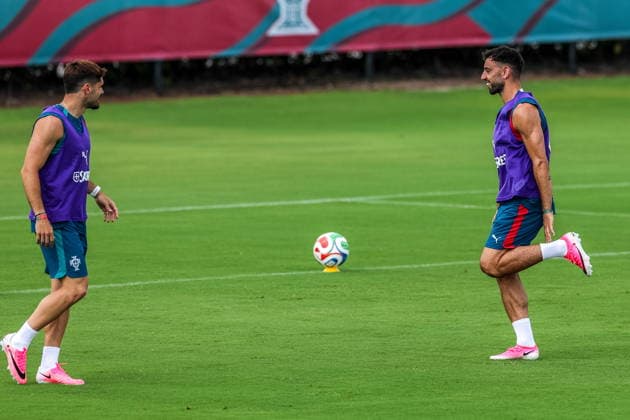 FIFA World Cup, WM, Weltmeisterschaft, Fussball 2026 - Portugal training session Portugal s Pedro Neto (L) and Bruno Fernandes (R) participate in a training session of Portugal s national team, Nationalteam at Garden District Park in Palm Beach, Florida, USA, 15 June 2026. Palm Beach Florida Estados Unidos  Copyright: xMIGUELxA.xLOPESx