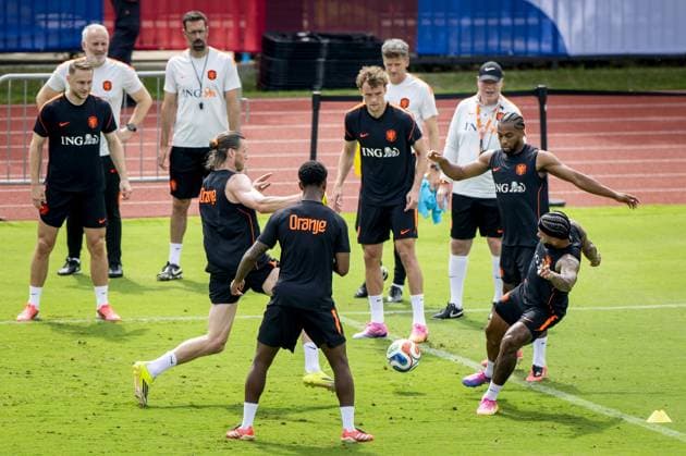 DALLAS - Teun Koopmeiners of the Netherlands, Wout Weghorst of the Netherlands, Mats Wieffer of the Netherlands, Netherlands coach Ronald Koeman, Quinten Timber of the Netherlands and Memphis Depay of the Netherlands during a training session of the Dutch national team, Nationalteam on the grounds of Southern Methodist University, on June 15, 2026 in Dallas. The Dutch national team is preparing for the World Cup match against Sweden. KOEN VAN WEEL ANP xVIxANPxSportx xxANPxIVx 561099410 originalFilename: 561099410.jpg
