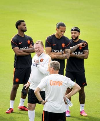 DALLAS - Jorrel Hato (Netherlands), Netherlands coach Ronald Koeman, Virgil van Dijk (Netherlands), and Memphis Depay (Netherlands) during a training session of the Dutch national team, Nationalteam on the grounds of Southern Methodist University on June 15, 2026, in Dallas. The Dutch team is preparing for the World Cup match against Sweden. KOEN VAN WEEL ANP xVIxANPxSportx xxANPxIVx 561099517 originalFilename: 561099517.jpg