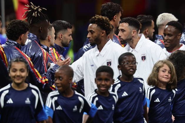 FIFA World Cup, WM, Weltmeisterschaft, Fussball 2026 - Group H - Spain vs Cabo Verde Players of Cabo Verde (R) shake hands with players of Spain prior to the FIFA World Cup 2026 group stage match Spain vs Cabo Verde, in Atlanta, USA, 15 June 2026. ATLANTA United States  Copyright: xRONALDxWITTEKx
