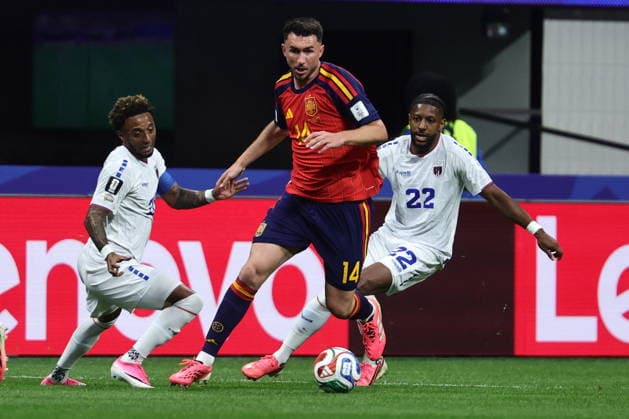 FIFA World Cup, WM, Weltmeisterschaft, Fussball 2026 - Group H - Spain vs Cabo Verde Aymeric Laporte (C) of Spain in action against Steven Moreira (R) of Cape Verde during the FIFA World Cup 2026 group stage match Spain vs Cabo Verde, in Atlanta, USA, 15 June 2026. ATLANTA United States  Copyright: xRONALDxWITTEKx
