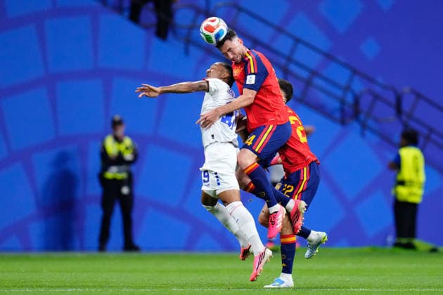 Spain v Cabo Verde: Group H - FIFA World Cup, WM, Weltmeisterschaft, Fussball 2026 Aymeric Laporte of Spain and Dailon Livramento of Cabo Verde compete for the ball during the FIFA World Cup 2026 Group H match between Spain and Cabo Verde at Atlanta Stadium on June 15, 2026 in Atlanta, United States. Atlanta GA United States  Copyright: xJosexBretonx originalFilename:bretonhernandez-spainvca260615_nphps.jpg