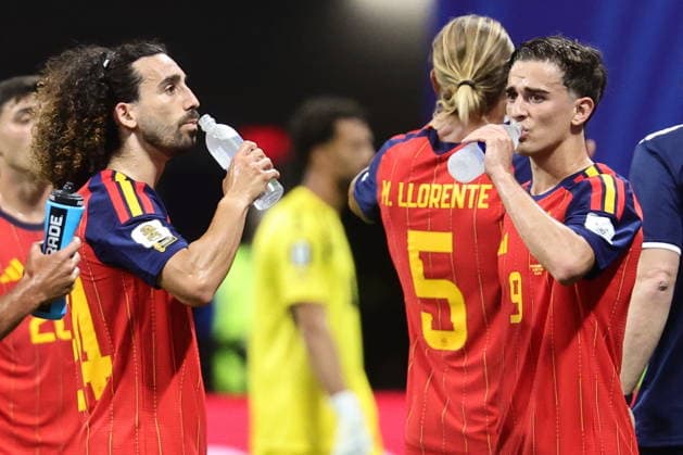 FIFA World Cup, WM, Weltmeisterschaft, Fussball 2026 - Group H - Spain vs Cabo Verde Marc Cucurella (L) and Gavi (R) of Spain during the hydration break in the first half of the FIFA World Cup 2026 group stage match Spain vs Cabo Verde, in Atlanta, USA, 15 June 2026. ATLANTA United States  Copyright: xRONALDxWITTEKx