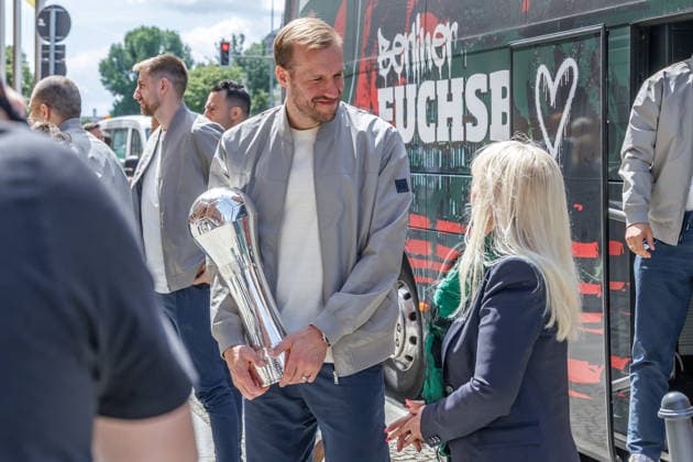 15.06.2026, Berlin, Bürgermeister Kai Wegner empfängt die Handball Manschaft Füchse Berlin am Roten Rathauses. Bürgermeister Kai Wegner empfängt die Füchse Berlin
