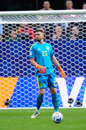 June 15, 2026, Atlanta, Georgia, United States: Unai Simon of Spain controls the ball during the FIFA World Cup, WM, Weltmeisterschaft, Fussball 2026 Group H match between Spain and Cabo Verde at Atlanta Stadium on June 15, 2026 in Atlanta, United States. Spain V Cabo Verde: Group H - FIFA World Cup 2026  - ZUMAa181 20260615_zaa_a181_037 Copyright: xJosexBretonx