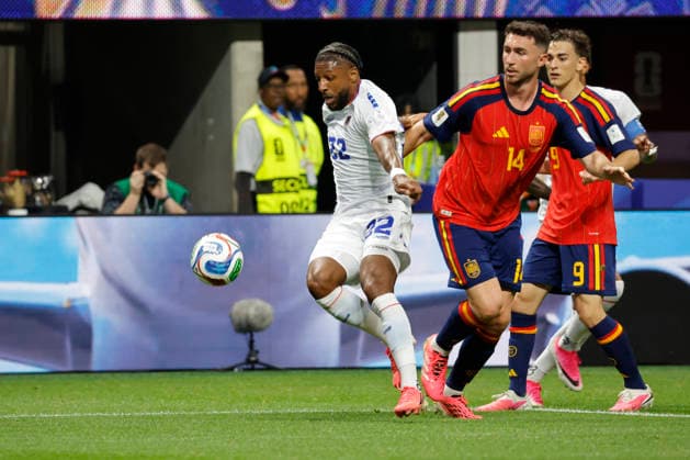 Spain s Aymeric Laporte (R) in action against Cape Verde s Steven Moreira (L) during the 2026 FIFA World Cup, WM, Weltmeisterschaft, Fussball group H soccer match between Spain and Cape Verde at Mercedes-Benz Stadium, in Atlanta, Georgia, United States, 15 June 2026. FIFA World Cup 2026 - Group H - Spain vs. Cape Verde !ACHTUNG: NUR REDAKTIONELLE NUTZUNG!  Copyright: xLavandeiraxJrx GRAF8896 20260615-55020604393_1