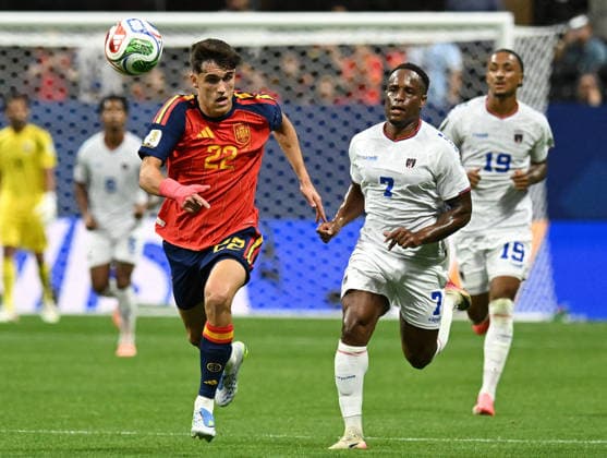 (260616) -- ATLANTA, June 16, 2026 -- Pau Cubarsi (front L) of Spain and Jovane Cabral (front R) of Cape Verde compete during the group H match between Spain and Cape Verde at the 2026 FIFA World Cup, WM, Weltmeisterschaft, Fussball at Atlanta Stadium in Atlanta, the United States, June 15, 2026. ) (SP)U.S.-ATLANTA-FOOTBALL-FIFA WORLD CUP-GROUP H-ESP VS CPV JuxHuanzong 