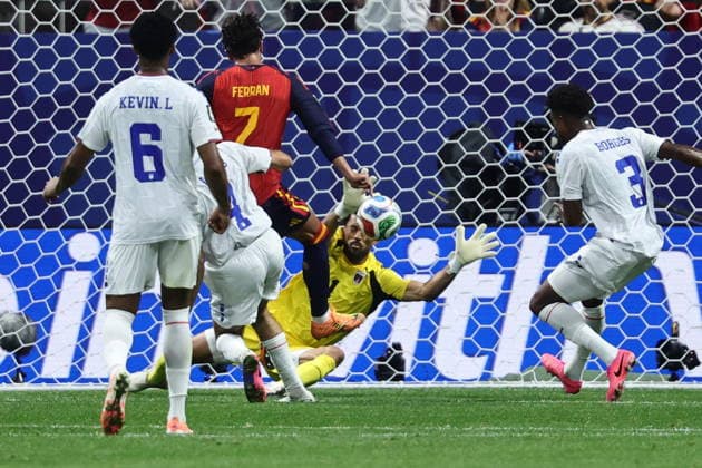 FIFA World Cup, WM, Weltmeisterschaft, Fussball 2026 - Group H - Spain vs Cabo Verde Goalkeeper Vozinha of Cape Verde in action against Ferran Torres (3-L) of Spain during the FIFA World Cup 2026 group stage match Spain vs Cabo Verde, in Atlanta, USA, 15 June 2026. ATLANTA United States  Copyright: xRONALDxWITTEKx