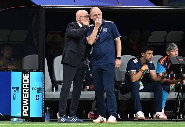 . - Spain v Cape Verde, FIFA World Cup, WM, Weltmeisterschaft, Fussball 2026, Group H, Mercedes Benz Stadium, Atlanta Stadium, Atlanta, Georgia, USA, 15th June 2026. DC Photos Crystal Pix Luis de la Fuente manager of Spain national team, Nationalteam looks disappointed & dejected. - Spain v Cape Verde, FiFA World Cup 2026, Group H, Mercedes Benz Stadium, Atlanta Stadium, Atlanta, Georgia, USA, 15th June 2026. DC Photos Crystal Pix Atlanta Atlanta Stadium United States Of America Copyright: xDCxPhotosx CP_Spain_Cape_Verde_150626_DC03