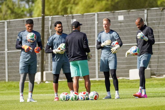 Panama Training Day - 2026 FIFA World Cup, WM, Weltmeisterschaft, Fussball Cesar SAMUDIO 12, Orlando MOSQUERA 22 and Luis MEJIA 01 of Panama national football team and goalkeepers trainers warms-up during the training day ahead the 2026 FIFA World Cup Group L match against Ghana at Nottawasaga Resort. on June 15, 2026 in Toronto, Canada. (Photo by Leonardo Ramirez Eyepix Group) Copyright: xLeonardoxRamirezx xEyepixxGroupx LR15062026-02750