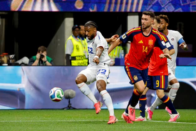 Spain s Aymeric Laporte (R) in action against Cape Verde s Steven Moreira (L) during the 2026 FIFA World Cup, WM, Weltmeisterschaft, Fussball group H soccer match between Spain and Cape Verde at Mercedes-Benz Stadium, in Atlanta, Georgia, United States, 15 June 2026. FIFA World Cup 2026 - Group H - Spain vs. Cape Verde !ACHTUNG: NUR REDAKTIONELLE NUTZUNG!  Copyright: xLavandeiraxJrx GRAF8910 20260615-55020604614_1