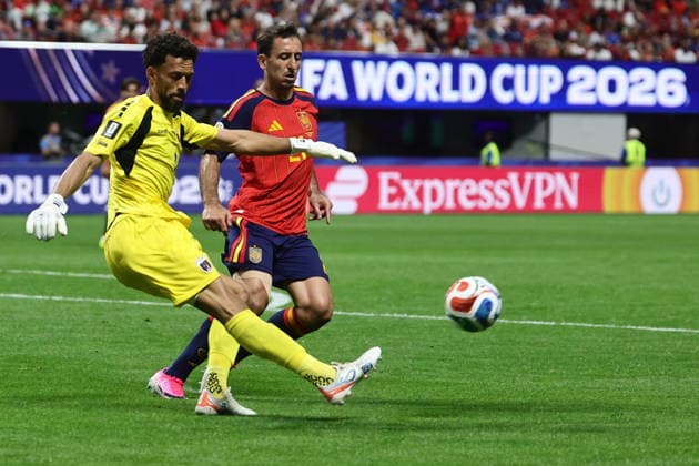 FIFA World Cup, WM, Weltmeisterschaft, Fussball 2026 - Group H - Spain vs Cabo Verde Goalkeeper Vozinha (L) of Cape Verde in action against Mikel Oyarzabal of Spain during the FIFA World Cup 2026 group stage match Spain vs Cabo Verde, in Atlanta, USA, 15 June 2026. ATLANTA United States  Copyright: xRONALDxWITTEKx
