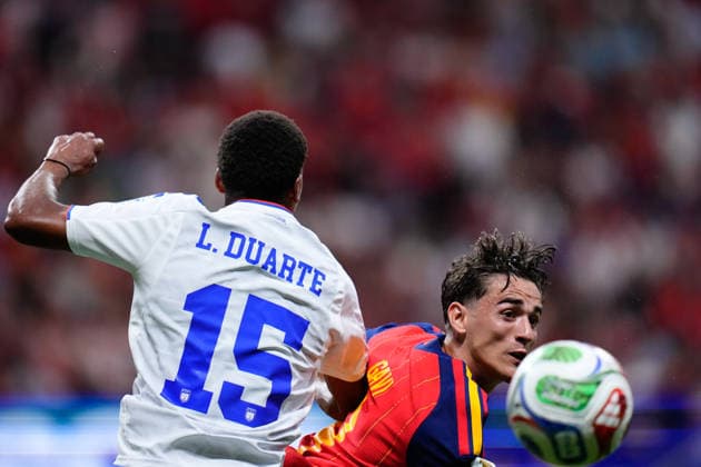 Spain v Cabo Verde: Group H - FIFA World Cup, WM, Weltmeisterschaft, Fussball 2026 Pablo Martin Gavi of Spain and Laros Duarte of Cabo Verde compete for the ball during the FIFA World Cup 2026 Group H match between Spain and Cabo Verde at Atlanta Stadium on June 15, 2026 in Atlanta, United States. Atlanta GA United States  Copyright: xJosexBretonx originalFilename:bretonhernandez-spainvca260615_nphp1.jpg