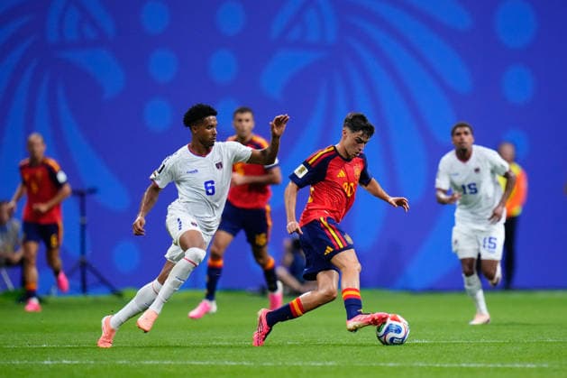 Spain v Cabo Verde: Group H - FIFA World Cup, WM, Weltmeisterschaft, Fussball 2026 Pedri Gonzalez of Spain and Kevin Pina of Cabo Verde compete for the ball during the FIFA World Cup 2026 Group H match between Spain and Cabo Verde at Atlanta Stadium on June 15, 2026 in Atlanta, United States. Atlanta GA United States  Copyright: xJosexBretonx originalFilename:bretonhernandez-spainvca260615_npTyR.jpg